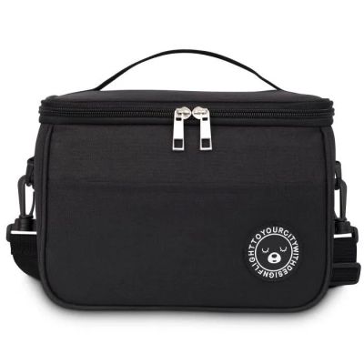 un sac-repas noir avec un logo sur le côté