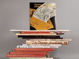 plusieurs livres empilés sur une table