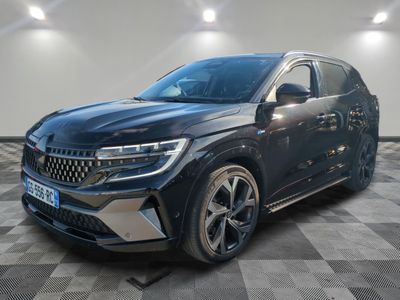 un SUV Kia Kole noir de 2021 garé dans un showroom