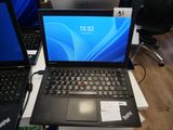 deux ordinateurs portables posés sur une table