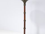 une photo d'un grand lampadaire en bois avec un pied en métal