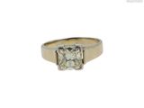 gros plan d'une bague en diamant sur fond blanc