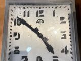 une horloge posée sur une étagère dans une pièce