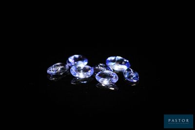 un ensemble de saphirs bleus posés sur une surface noire
