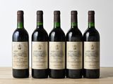 quatre bouteilles de vin sont alignées sur une table