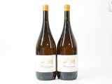 deux bouteilles de vin blanc posées l'une à côté de l'autre sur une surface blanche