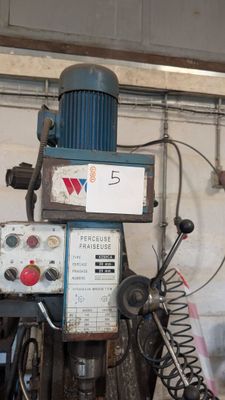 une machine qui se trouve à l'intérieur d'un bâtiment