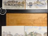 trois tableaux représentant un pont au-dessus d'une rivière, accrochés au mur