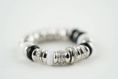 BAGUE en or blanc 18k (750) onyx blanc et onyx noir et diama…