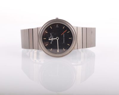 une image d'une montre-bracelet sur une surface blanche