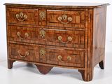 une petite commode avec de nombreux tiroirs