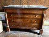 une commode en bois avec un plateau en marbre