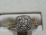 Une image représentant une bague en diamant est affichée dans un cadre blanc.