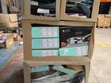 une pile de boîtes empilées les unes sur les autres