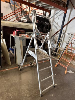 une échelle adossée au mur d'une pièce