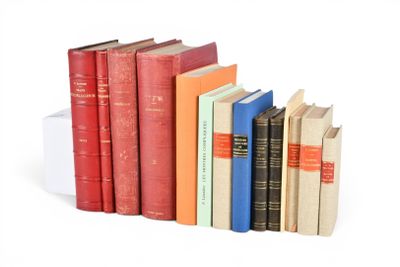 de nombreux livres alignés les uns à côté des autres