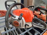 a chainsaw that is sitting on top of a pallet