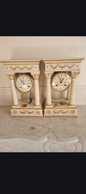 deux horloges posées l'une à côté de l'autre sur une table
