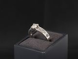 une photo d'une bague en diamant dans un écrin noir
