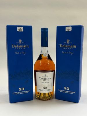 une bouteille de whisky Delamain XO à côté d'une boîte bleue