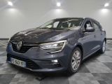 la voiture grise est garée sur le sol en damier d'un garage