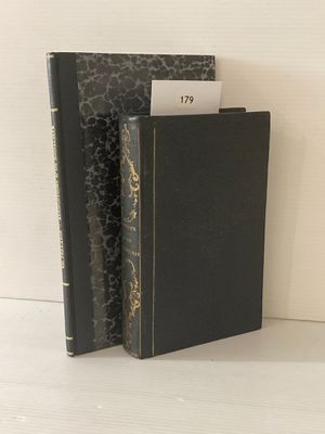 un livre noir avec un motif doré sur la couverture