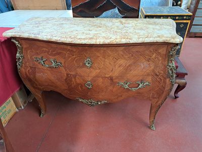 une commode avec un plateau en marbre exposée