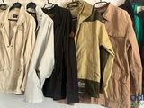 plusieurs vestes suspendues à un porte-manteau dans une pièce
