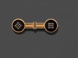 une broche-pince à cravate en or 18 carats et diamants, signée Cartier