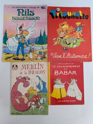 quatre livres pour enfants sont alignés sur une surface blanche