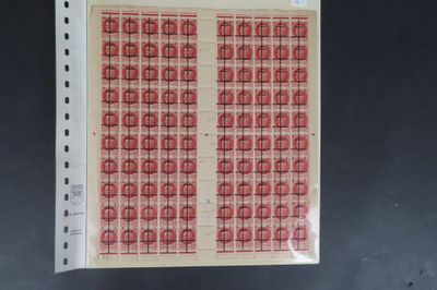 un gros plan sur une feuille de papier sur laquelle figurent de nombreux timbres