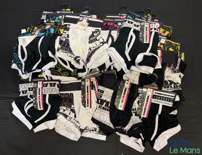 plusieurs paires de sous-vêtements pour homme empilées les unes sur les autres