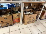 de nombreuses boîtes remplies d'affaires par terre dans la cuisine