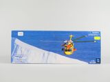 une boîte sur laquelle figure l'image d'un hélicoptère survolant l'océan