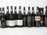 les nombreuses bouteilles de vin alignées sur la table
