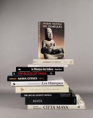 plusieurs livres sont empilés sur une table