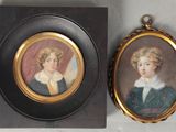 deux portraits miniatures d'un garçon et d'une fille dans un cadre noir