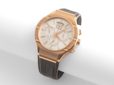 une image représentant une montre dorée et blanche posée sur une surface blanche
