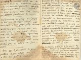 un vieux livre écrit posé sur une table