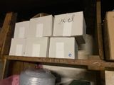 de nombreuses boîtes empilées sur une étagère dans une pièce
