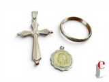 deux anneaux et une croix sur un fond blanc