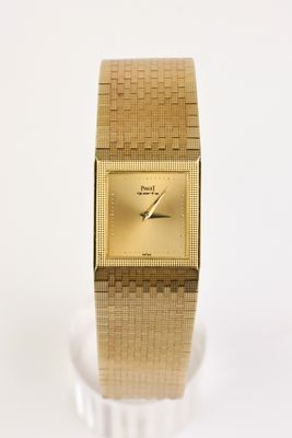 une image d'un gros plan d'une montre-bracelet sur une surface blanche
