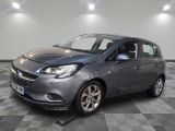 la voiture grise est garée sur un carrelage à carreaux