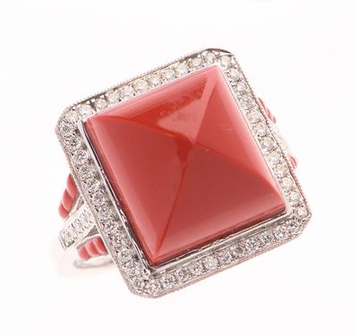 BAGUE en or gris 750 °/°° centrée d'une cornaline pain de su…