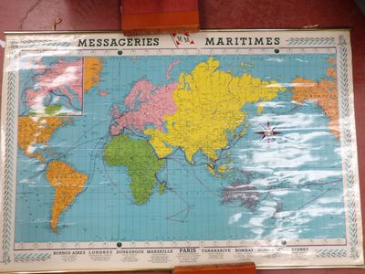 une carte du monde posée sur une table