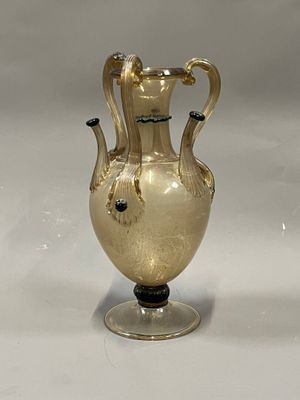 un vase en verre posé sur une table
