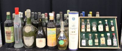 plusieurs bouteilles de vin posées les unes à côté des autres sur une table