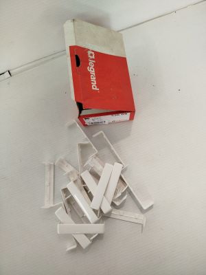 une boîte de cigarettes posée sur une table à côté d'une autre boîte de cigarettes