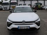 la photo d'une voiture blanche garée dans un parking