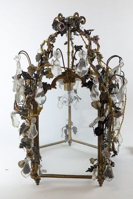 un grand miroir sur lequel est posé un bouquet de fleurs